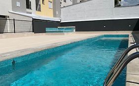 Jathy - centro, Varanda Gourmet, ar condicionado, Piscina e Wi-Fi